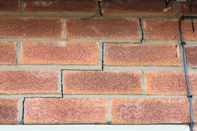Bed Joint Cracks in Brickwork: Causes and Next Steps